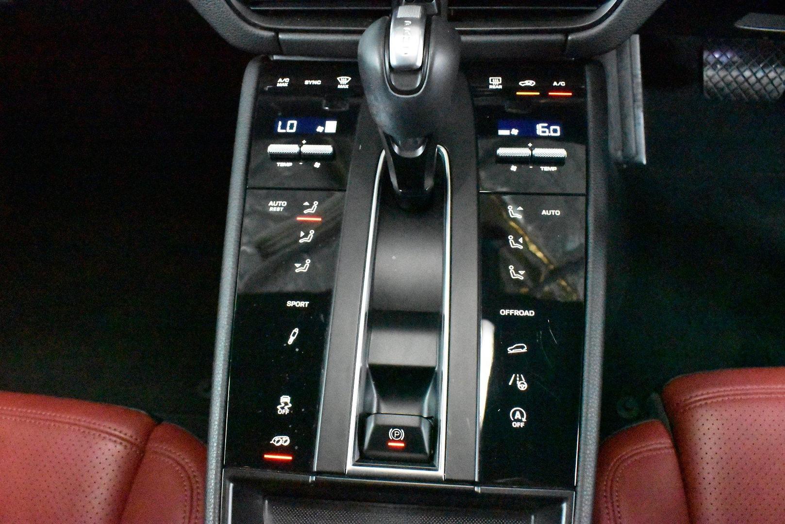 2022 Porsche Macan S — photo 20