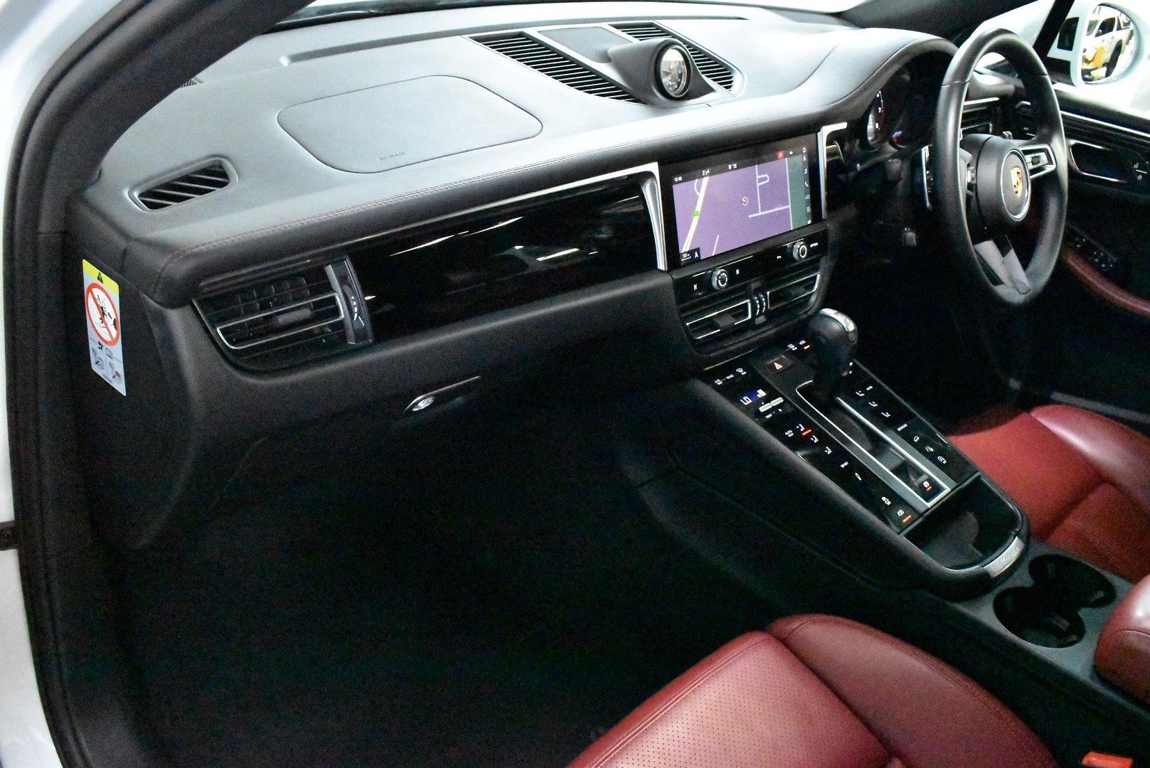 2022 Porsche Macan S — photo 6