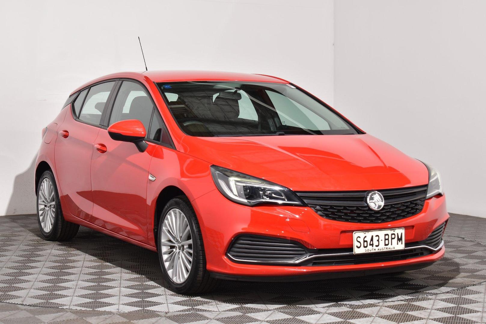 2016 Holden Astra R — photo 1