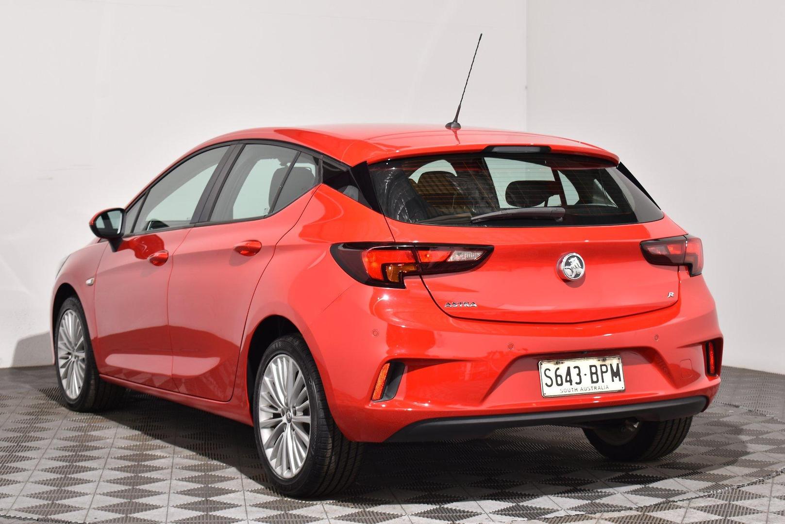 2016 Holden Astra R — photo 2