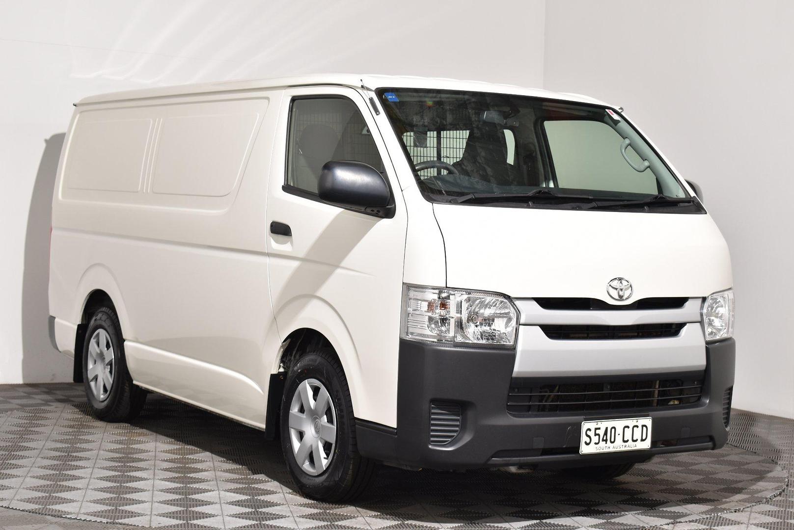 2017 Toyota Hiace — photo 1