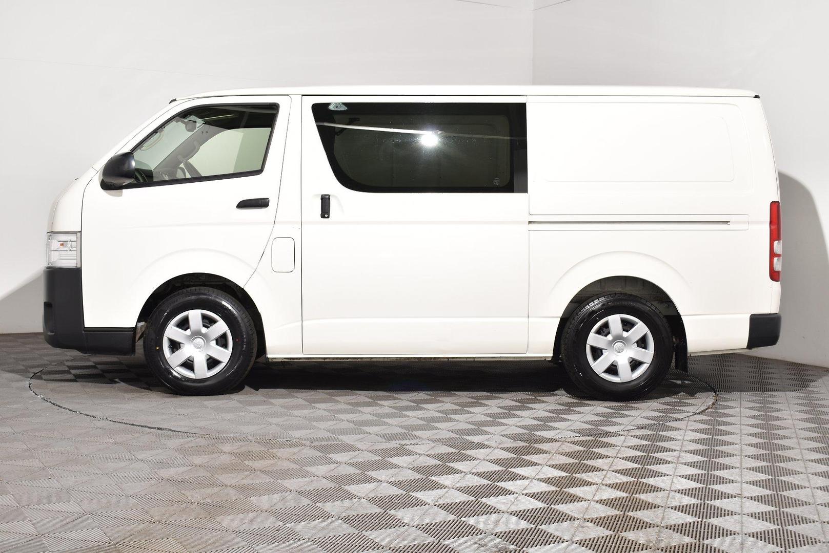 2017 Toyota Hiace — photo 10