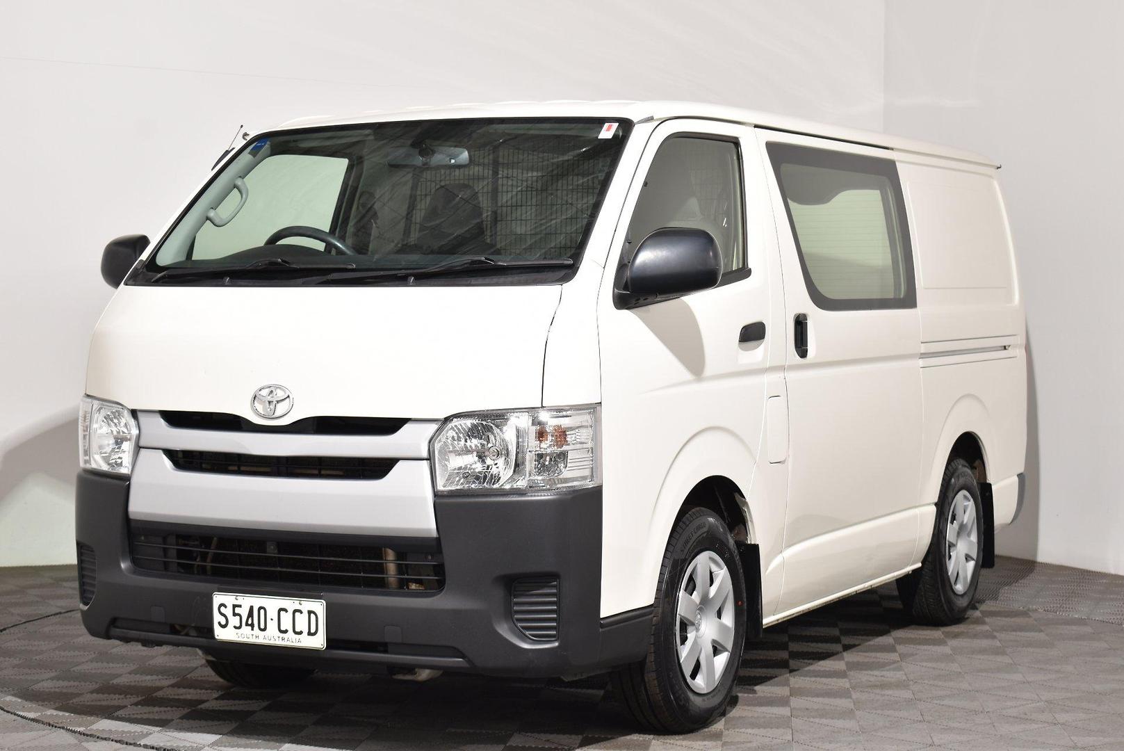 2017 Toyota Hiace — photo 12