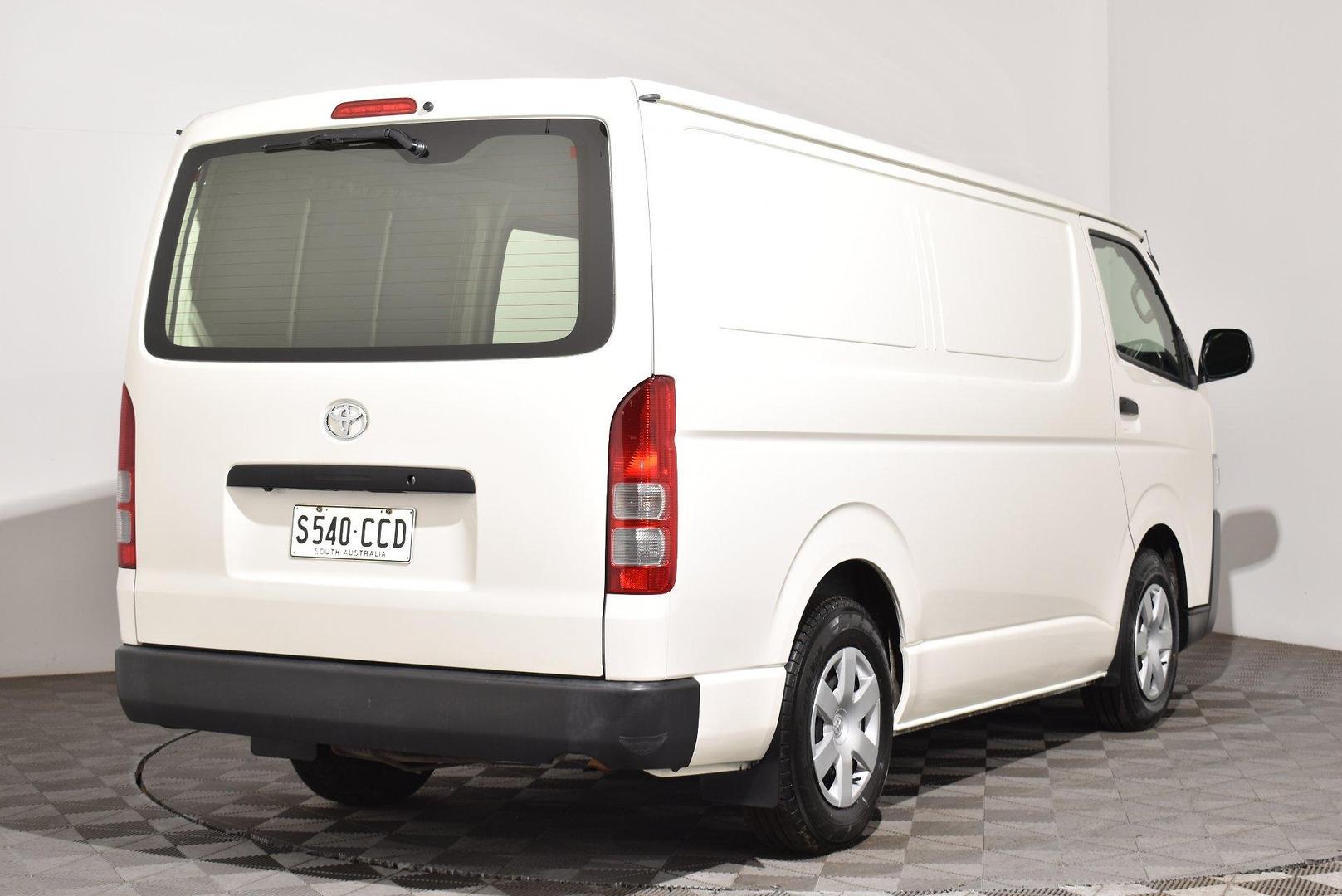 2017 Toyota Hiace — photo 13