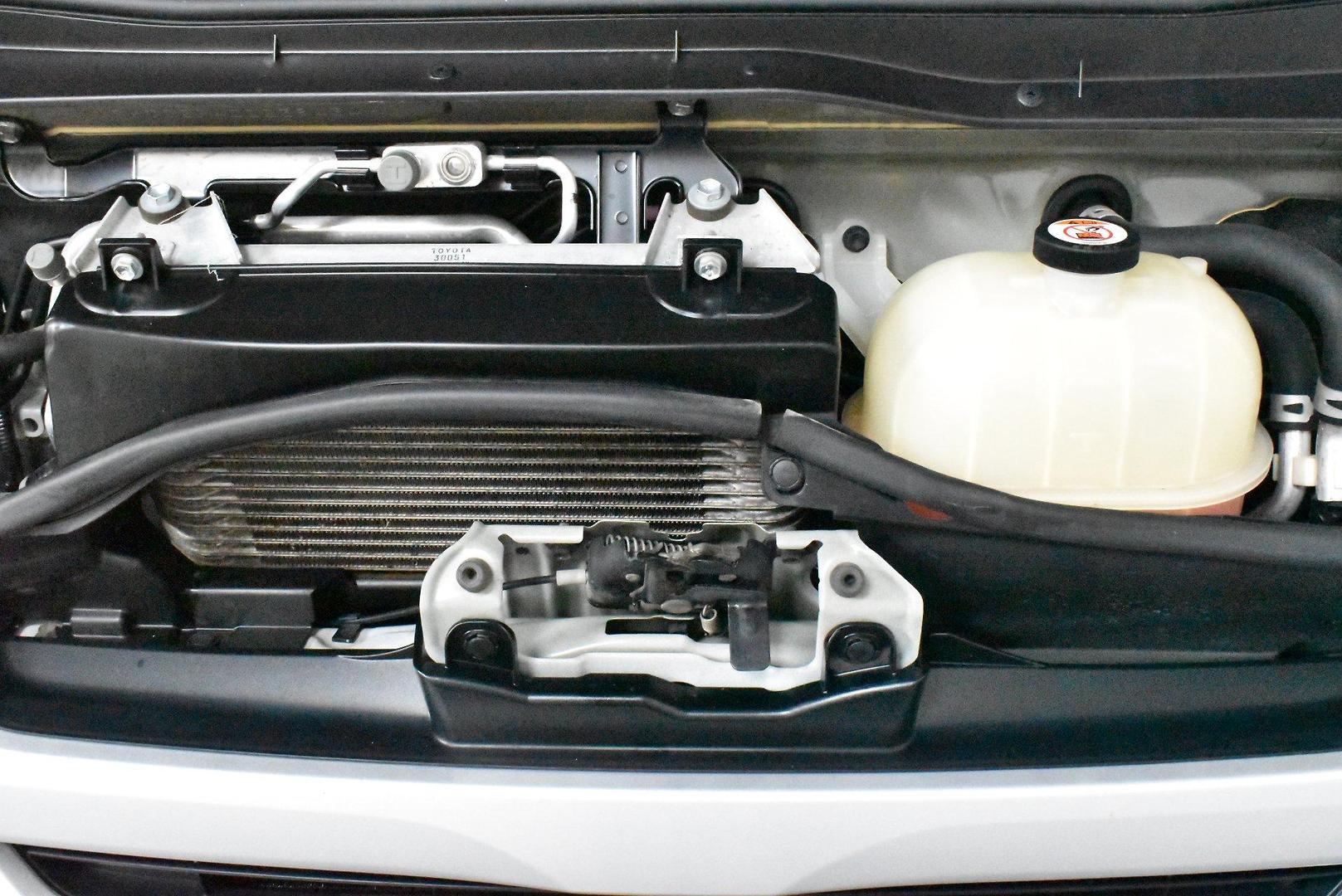 2017 Toyota Hiace — photo 16