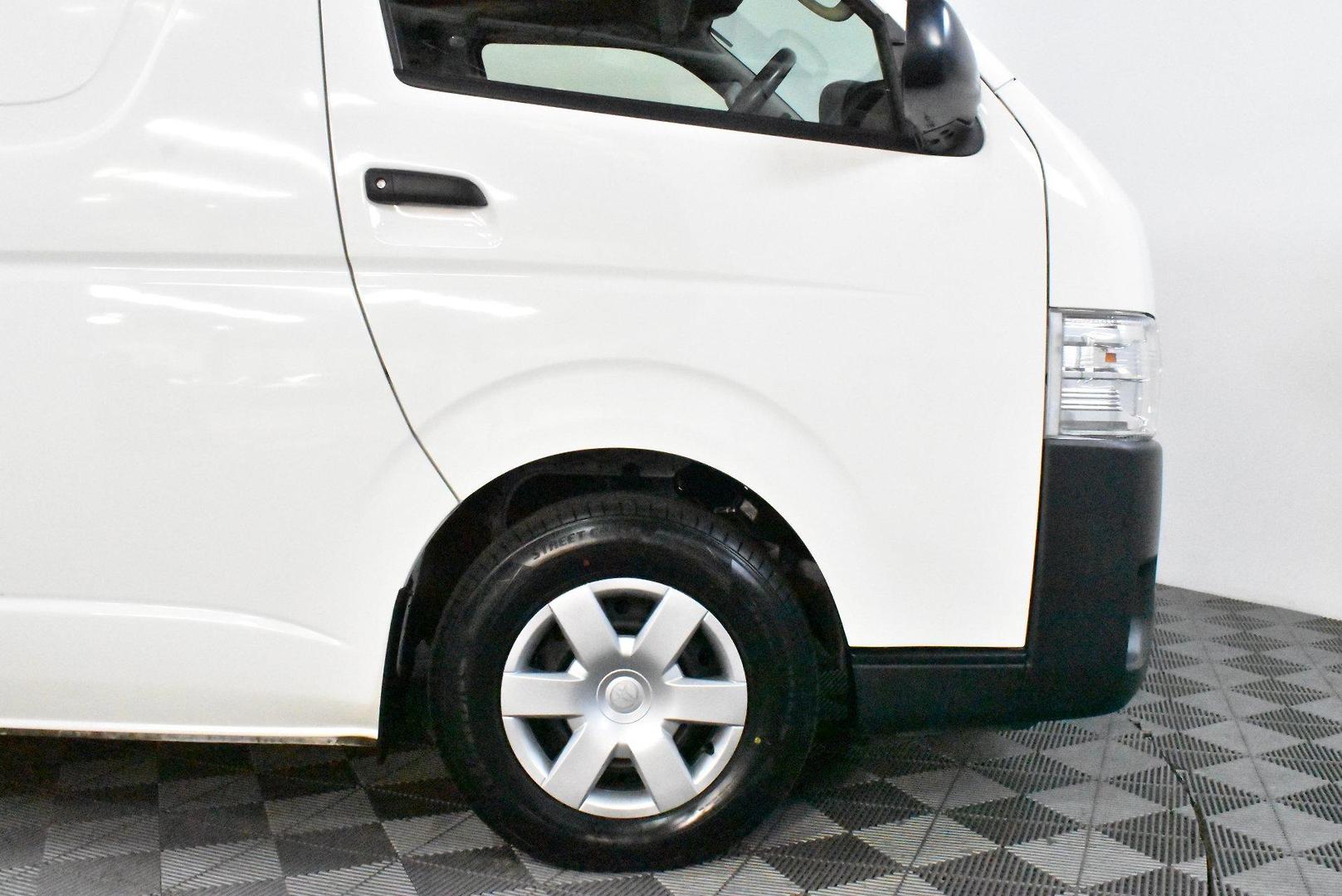 2017 Toyota Hiace — photo 17