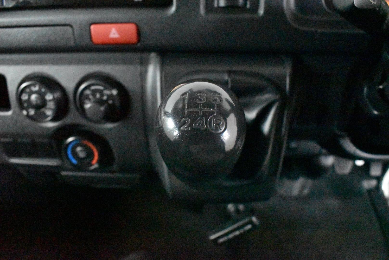 2017 Toyota Hiace — photo 19