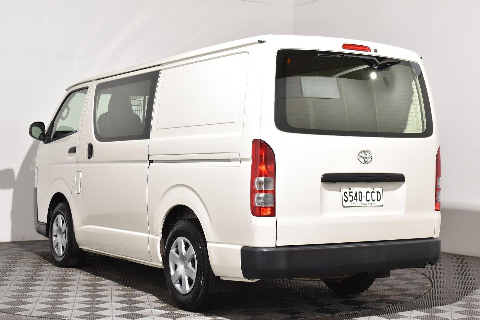 2017 Toyota Hiace — photo 2