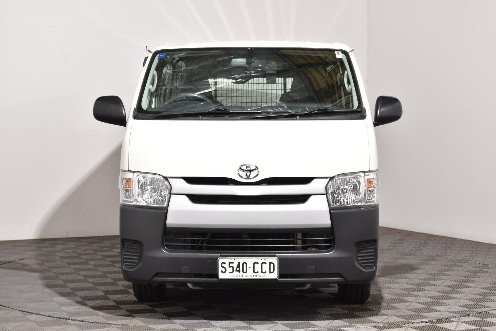 2017 Toyota Hiace — photo 3