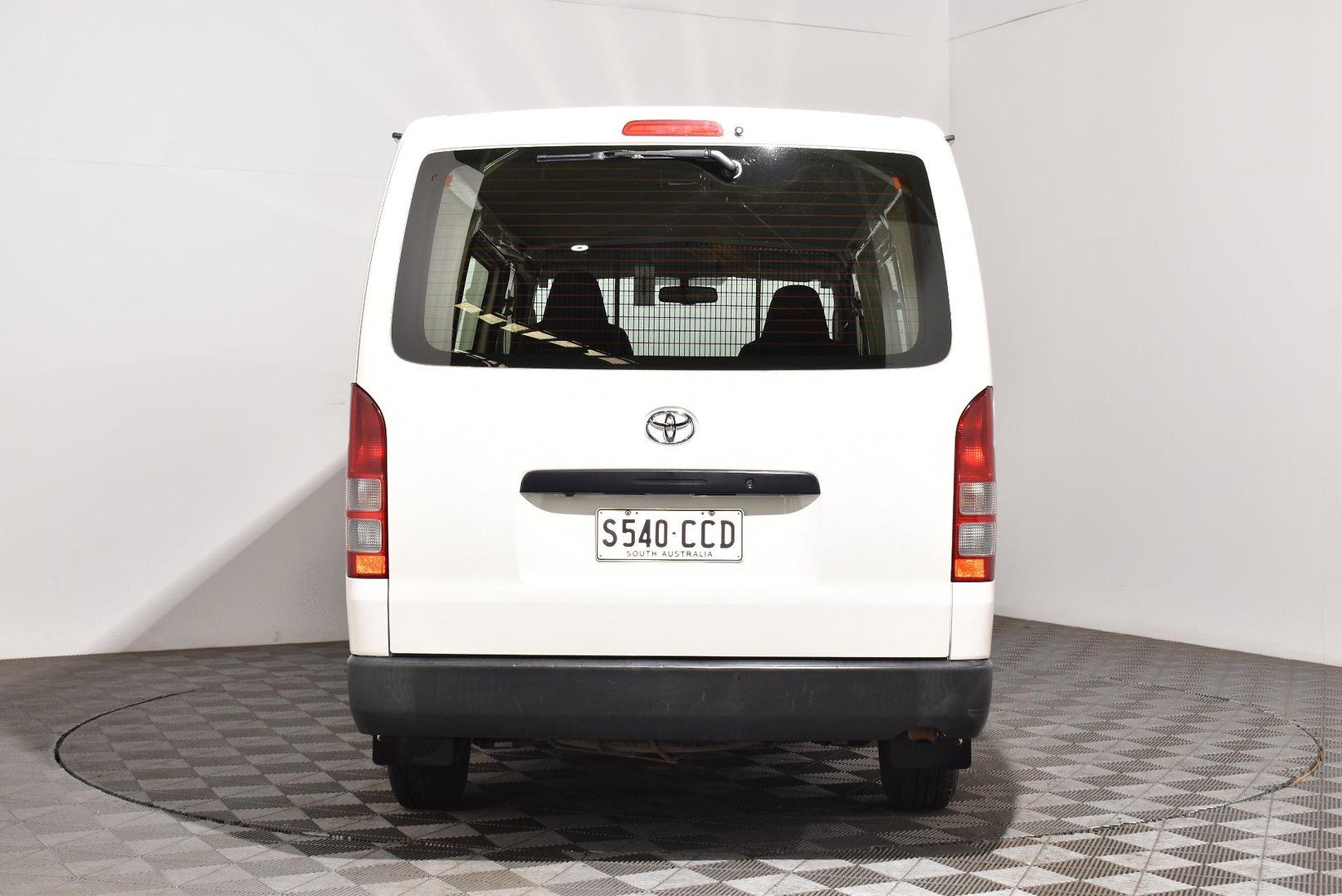 2017 Toyota Hiace — photo 4