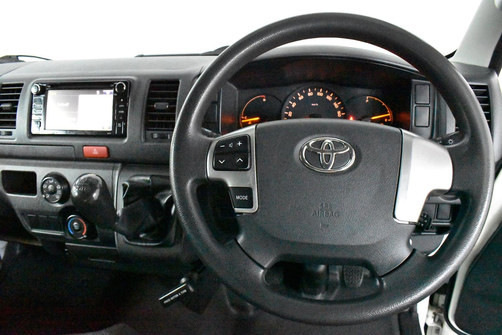2017 Toyota Hiace — photo 5