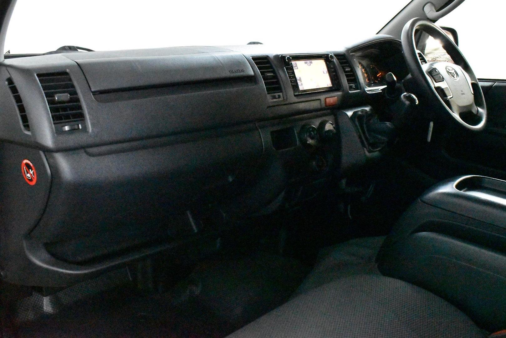 2017 Toyota Hiace — photo 6