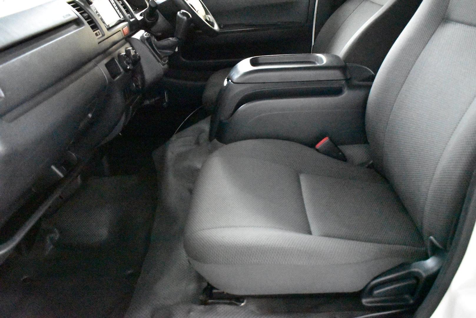 2017 Toyota Hiace — photo 7