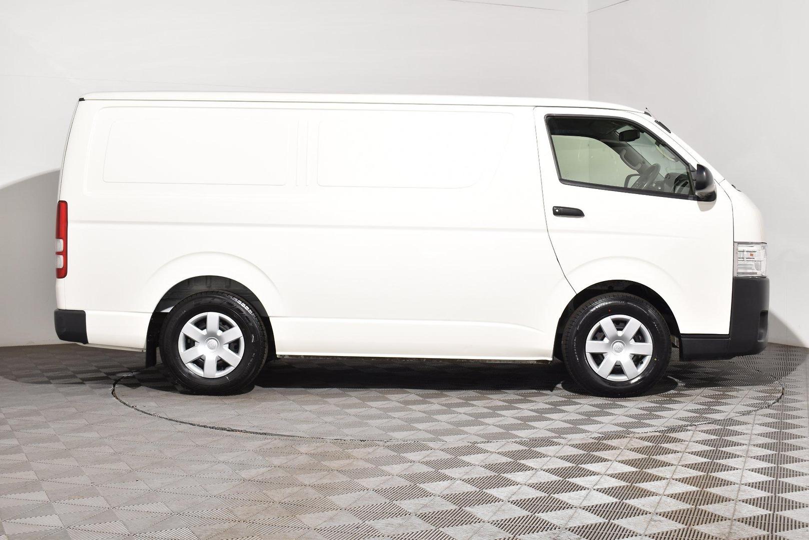 2017 Toyota Hiace — photo 9