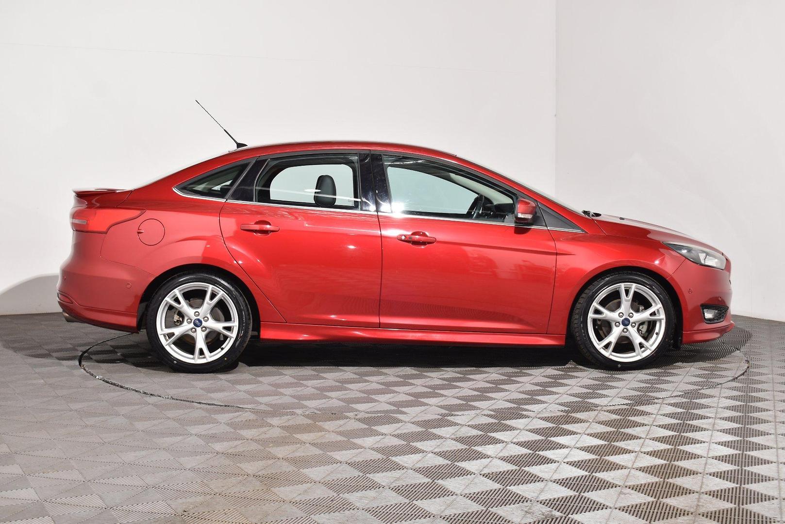2017 Ford Focus Titanium — photo 10