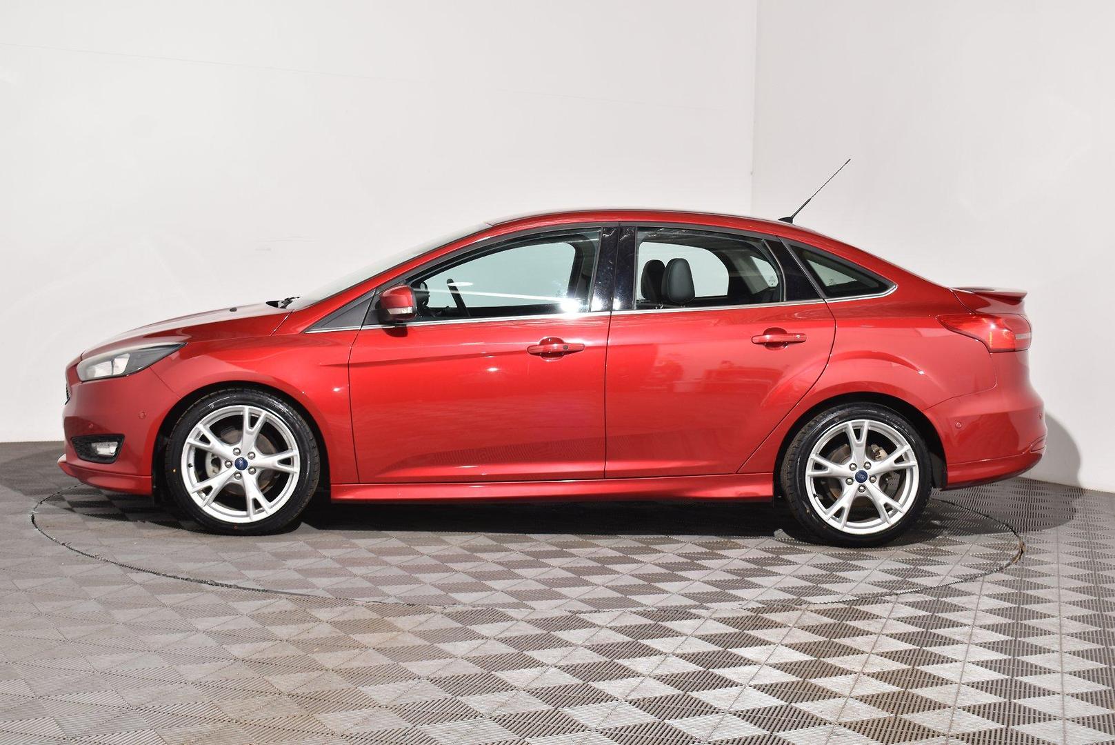 2017 Ford Focus Titanium — photo 11