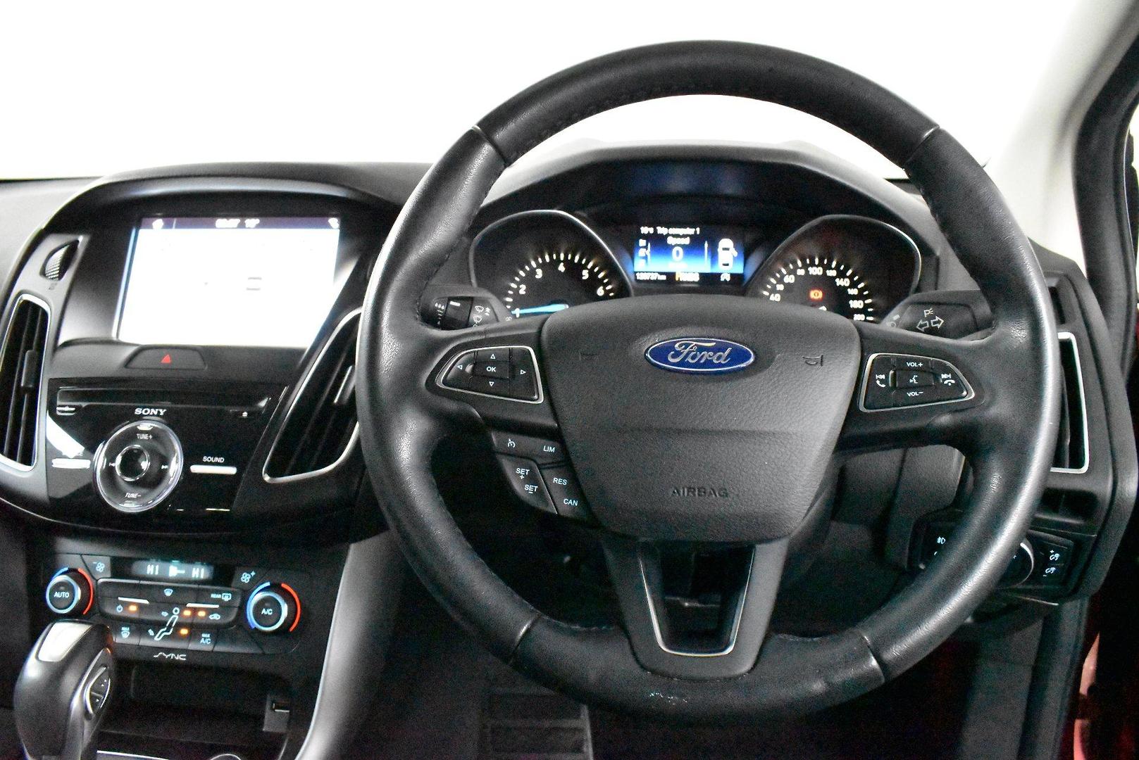 2017 Ford Focus Titanium — photo 5