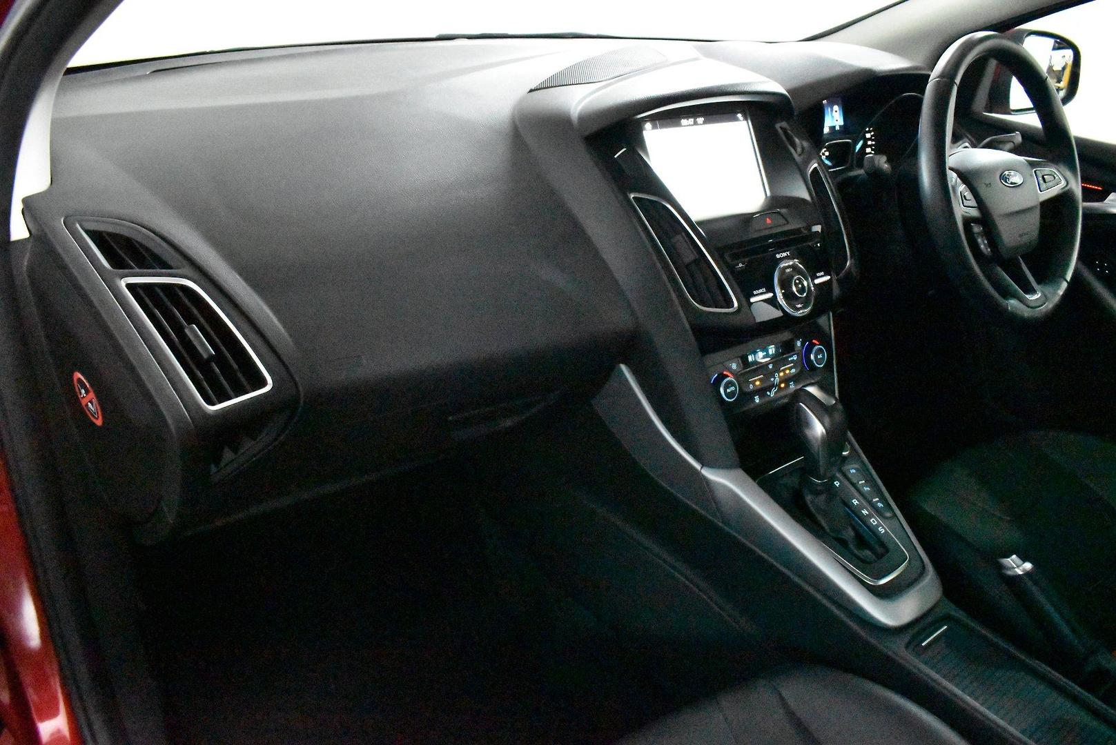 2017 Ford Focus Titanium — photo 6