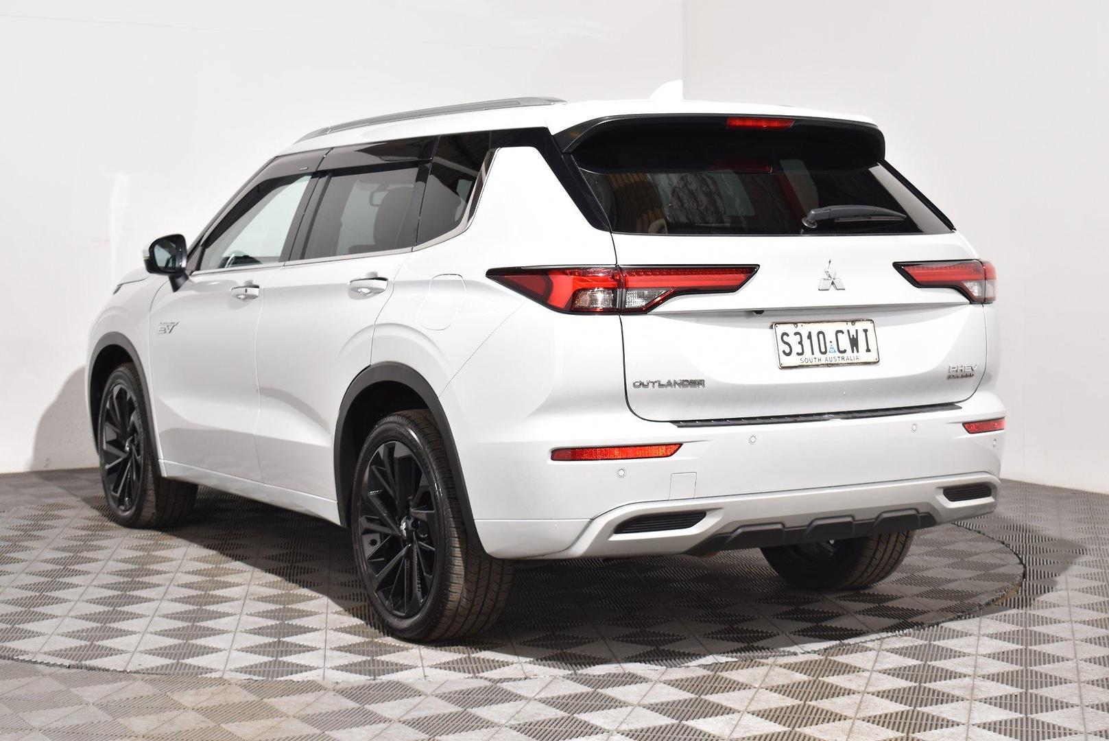 2023 Mitsubishi Outlander PHEV Exceed — photo 2