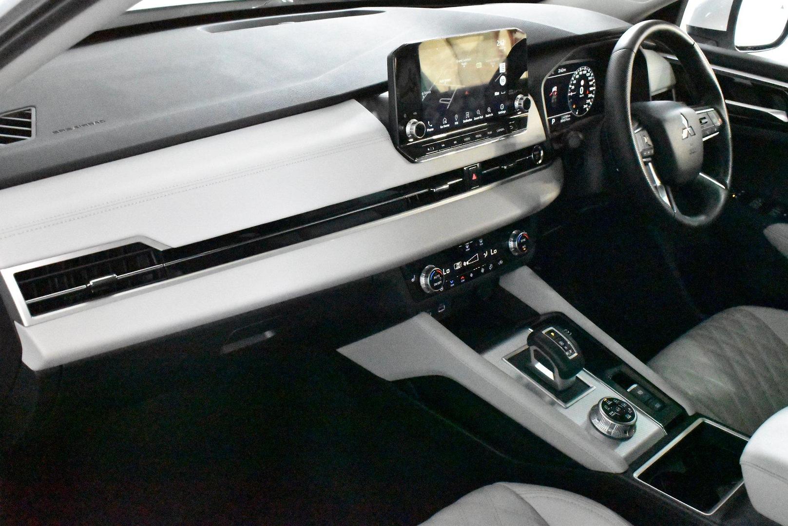 2023 Mitsubishi Outlander PHEV Exceed — photo 6
