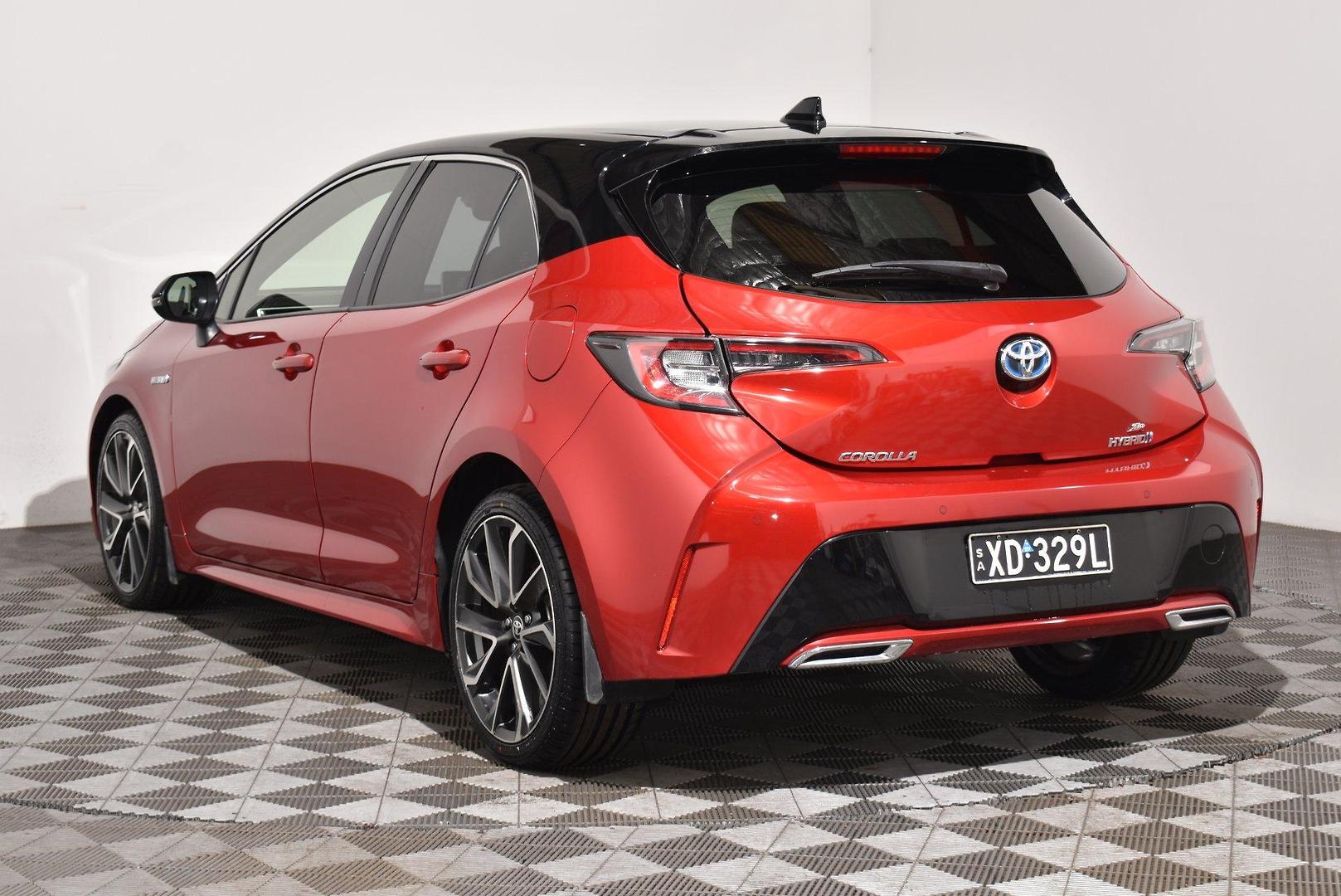 2020 Toyota Corolla ZR Hybrid — photo 2