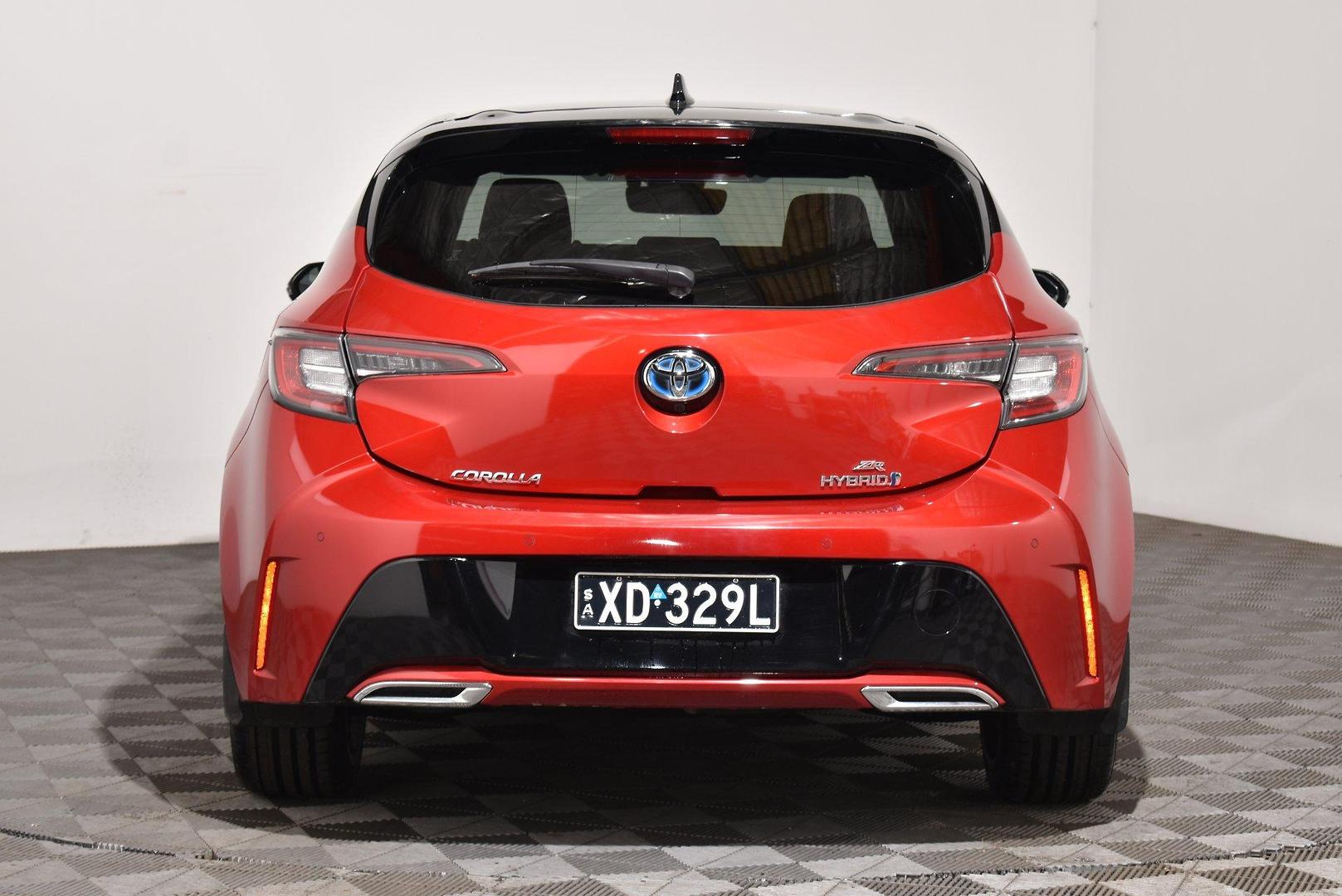 2020 Toyota Corolla ZR Hybrid — photo 4