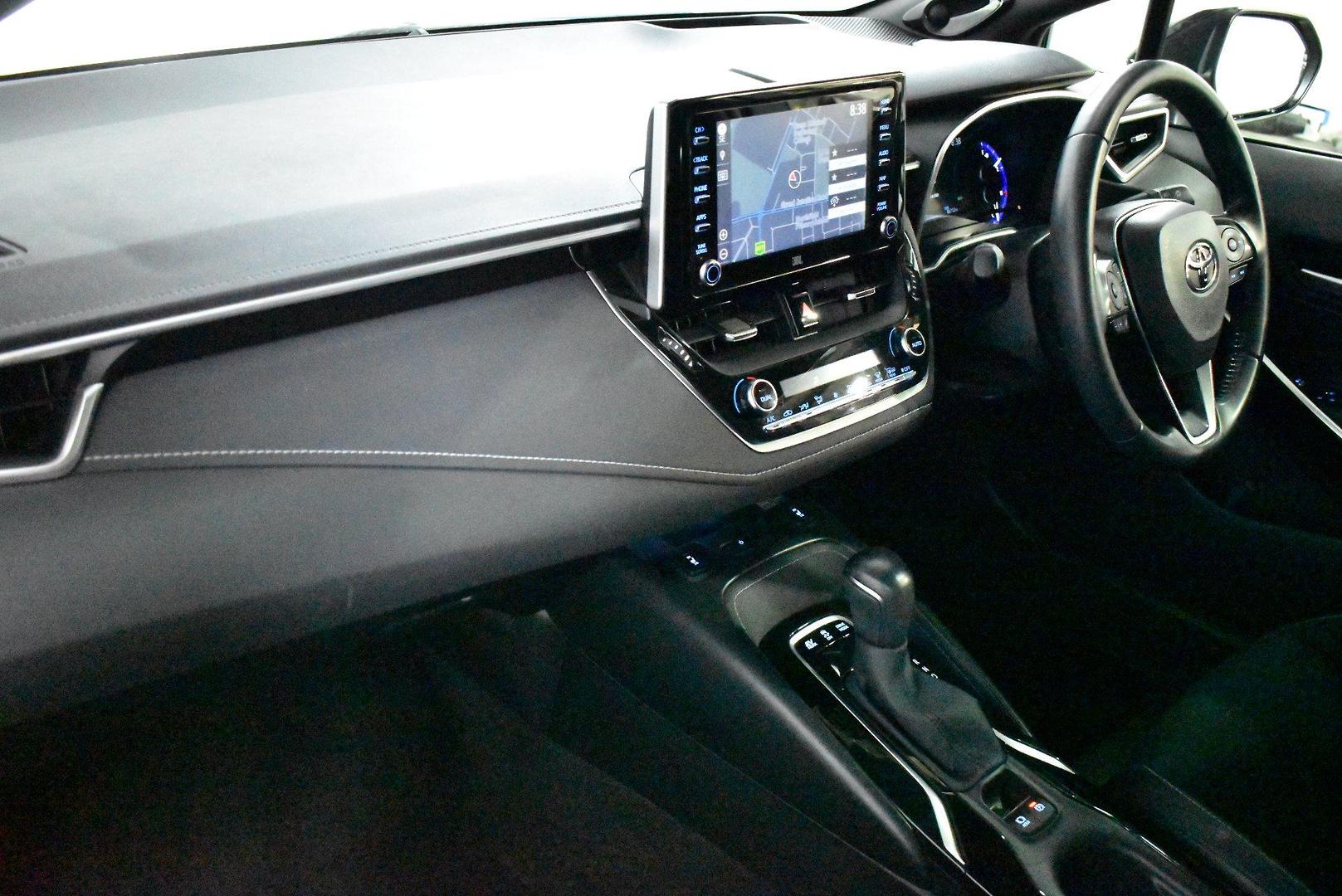 2020 Toyota Corolla ZR Hybrid — photo 6