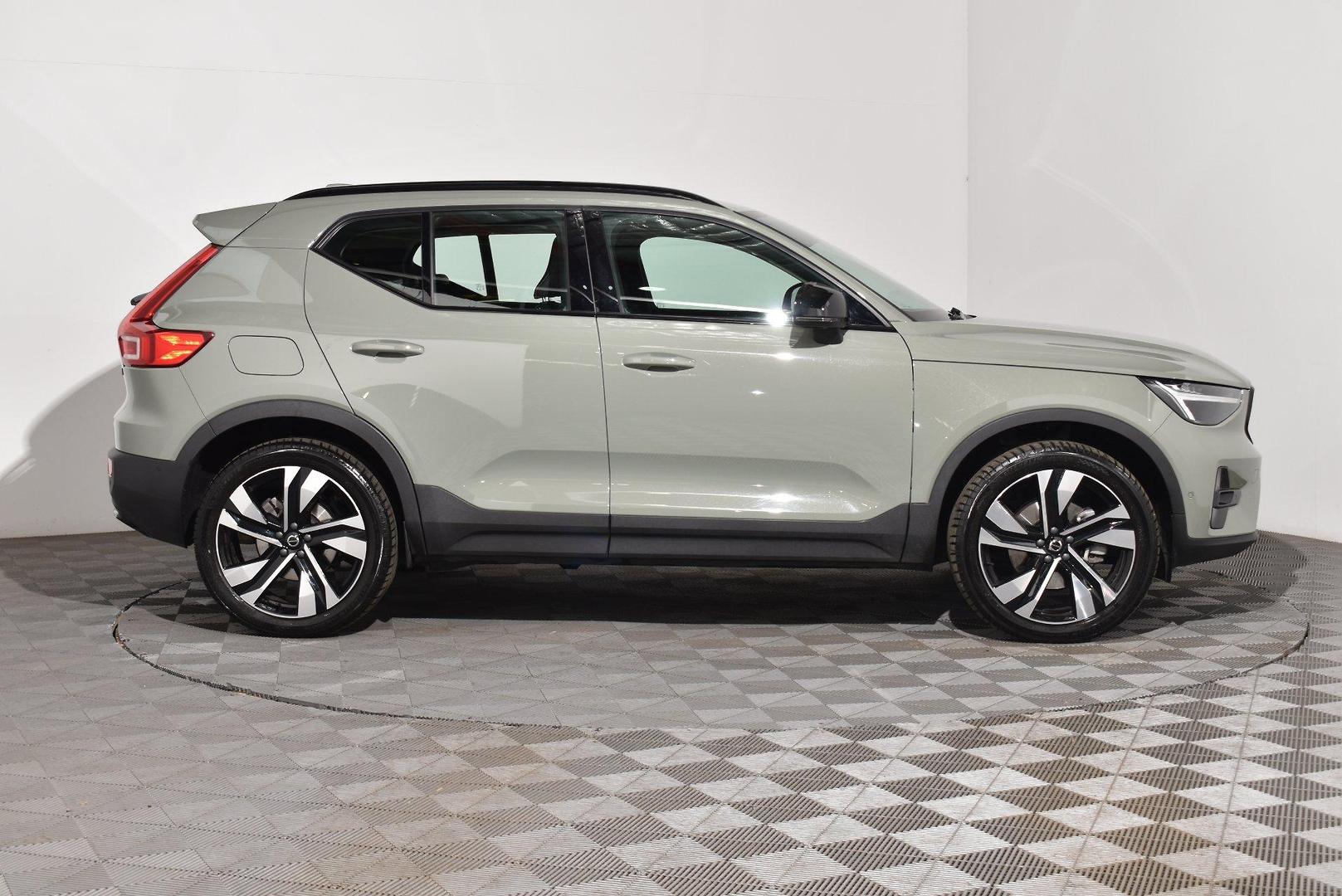 2022 Volvo XC40 Ultimate B5 Dark — photo 10