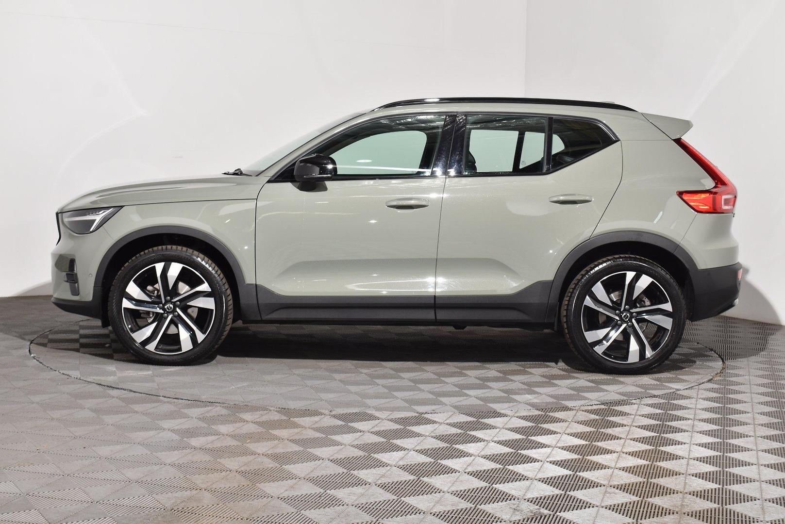 2022 Volvo XC40 Ultimate B5 Dark — photo 11
