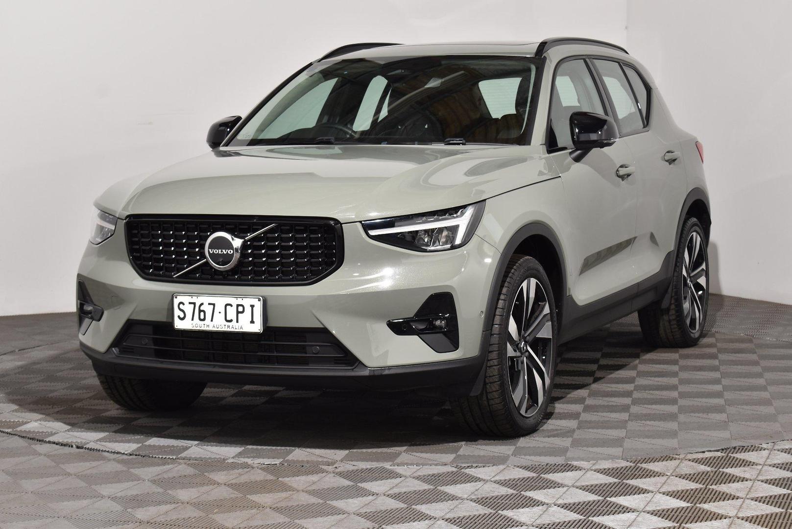 2022 Volvo XC40 Ultimate B5 Dark — photo 13