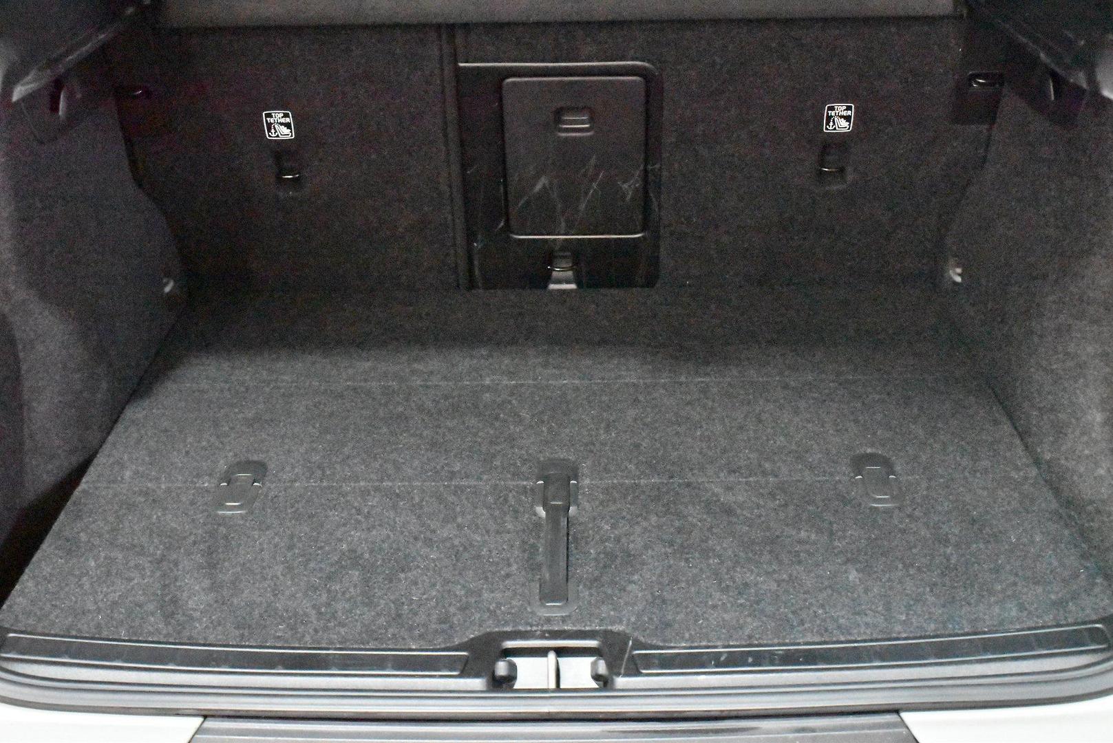 2022 Volvo XC40 Ultimate B5 Dark — photo 16