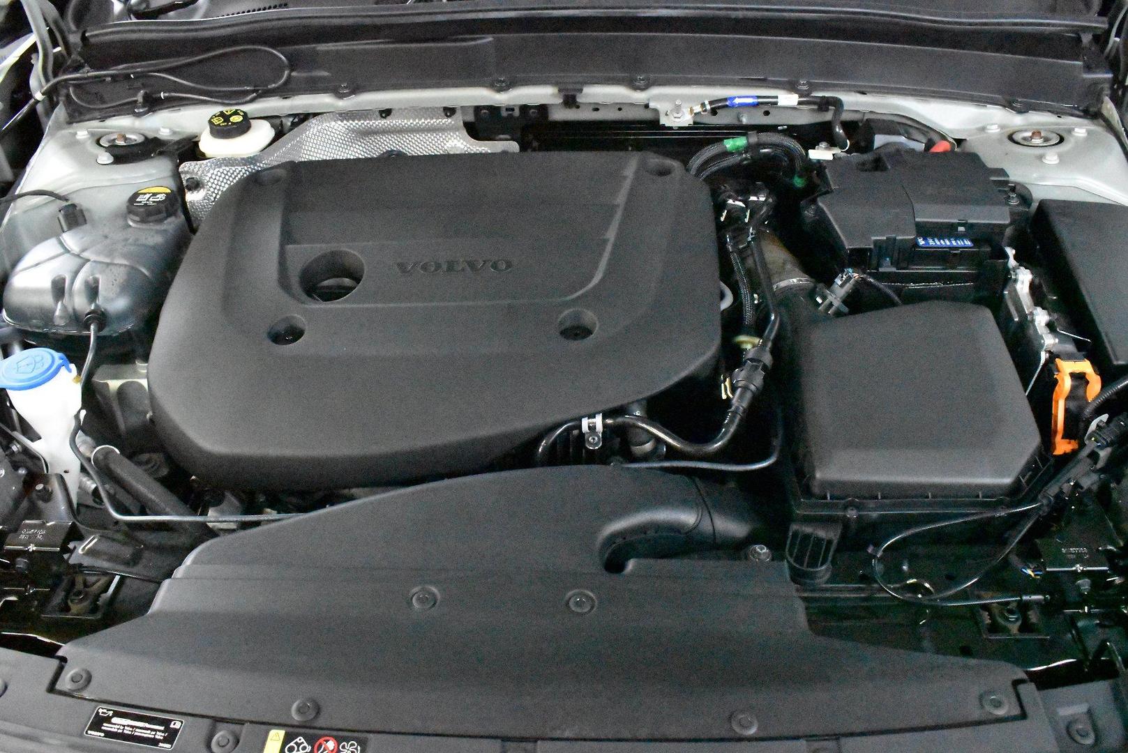 2022 Volvo XC40 Ultimate B5 Dark — photo 17