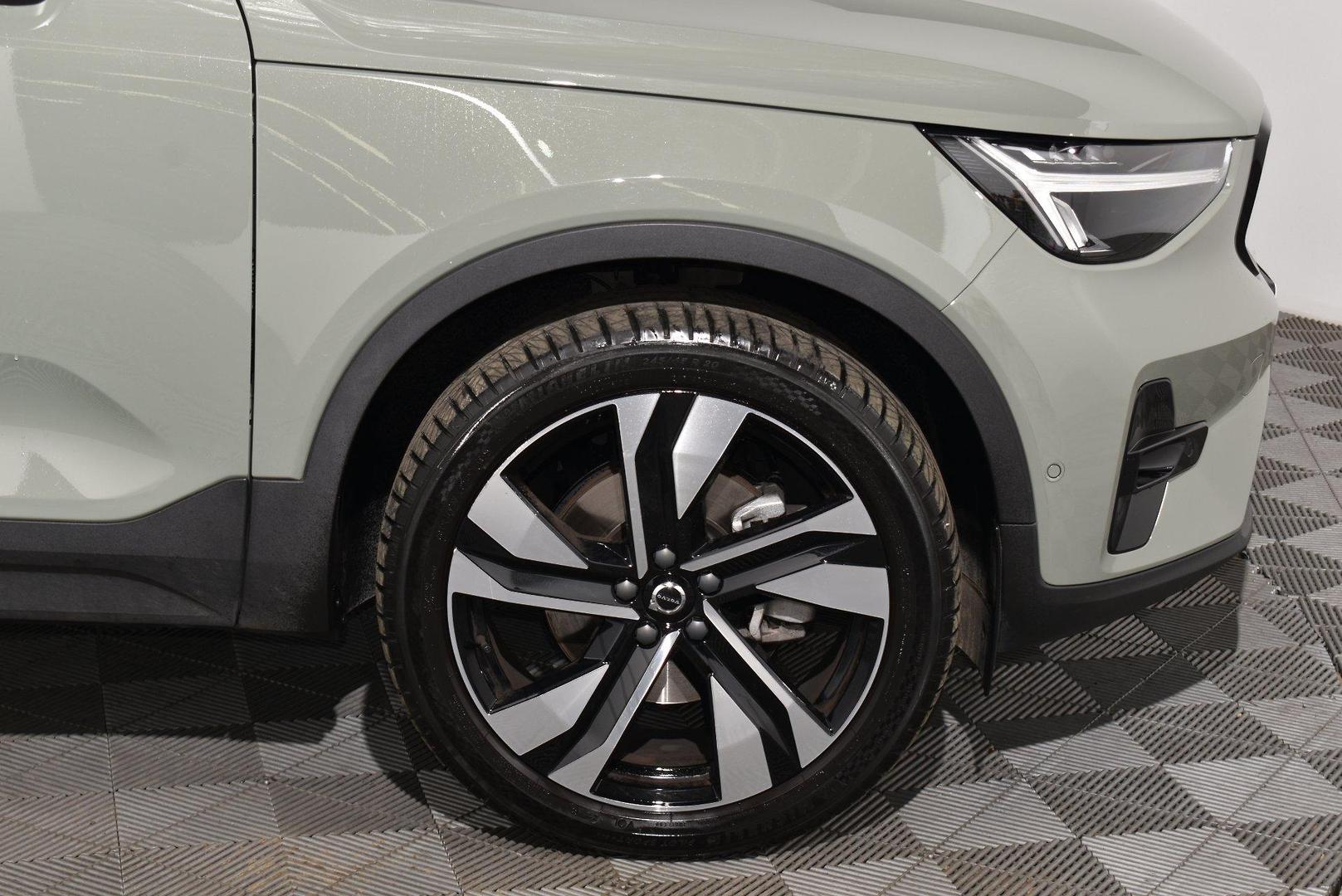 2022 Volvo XC40 Ultimate B5 Dark — photo 18