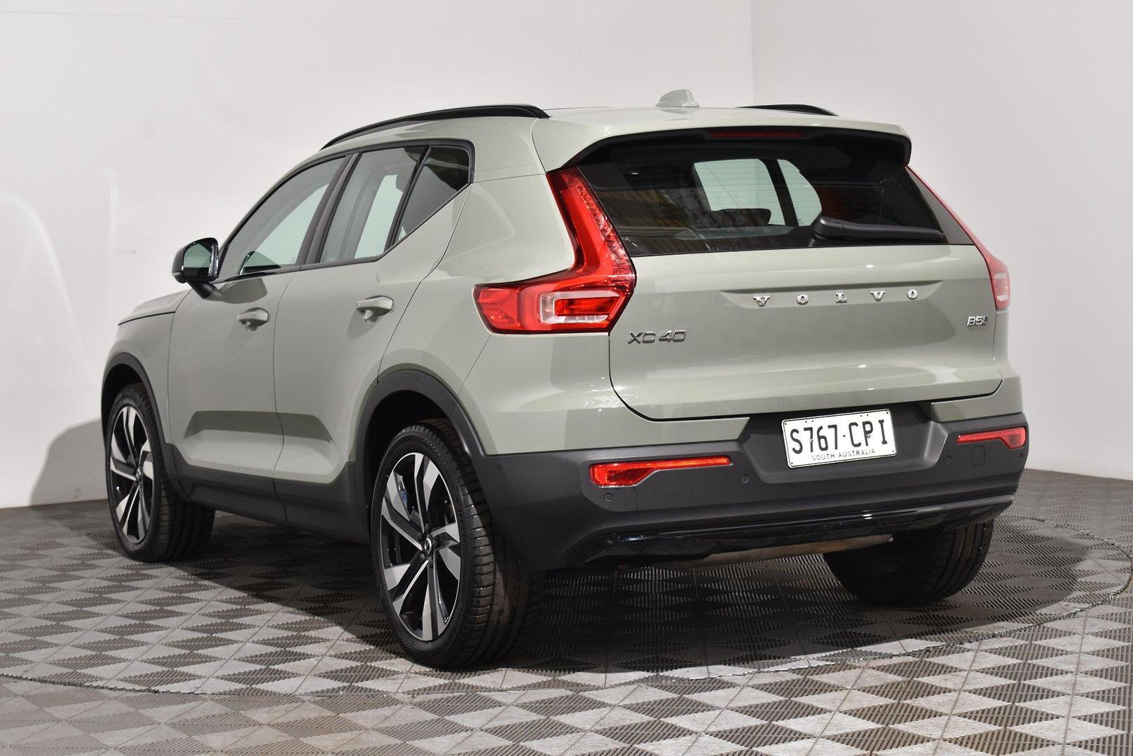2022 Volvo XC40 Ultimate B5 Dark — photo 2
