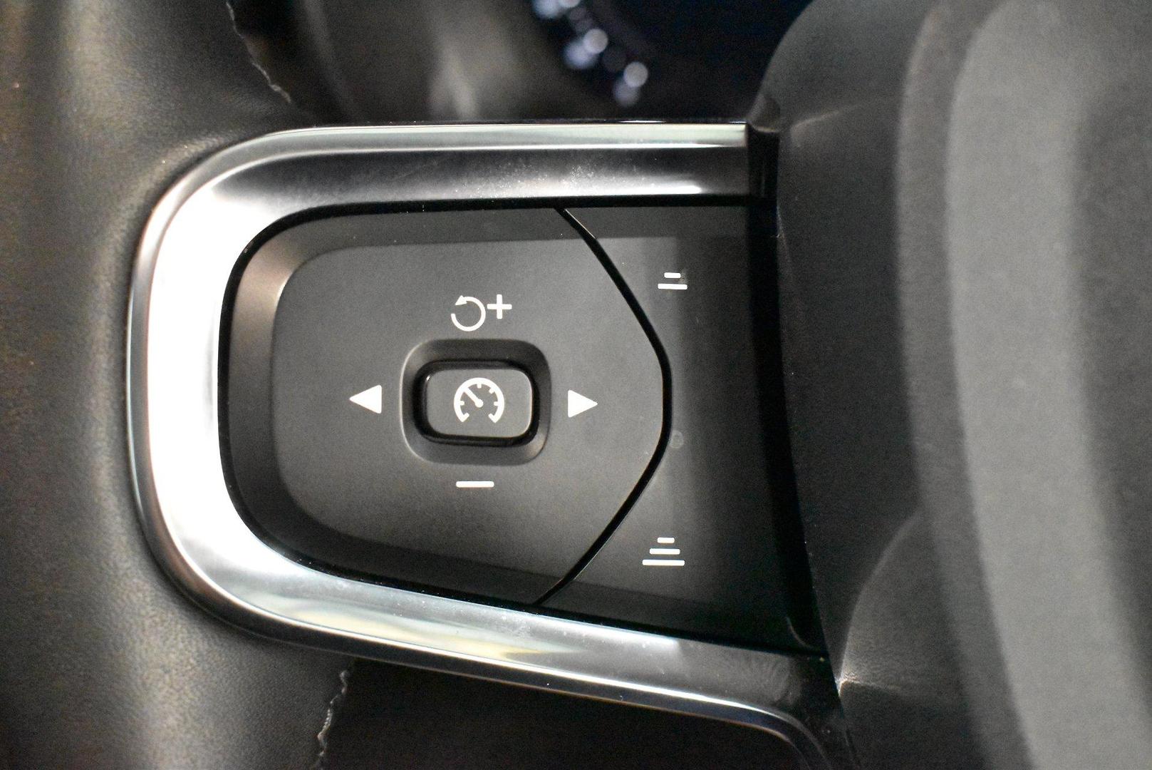 2022 Volvo XC40 Ultimate B5 Dark — photo 21