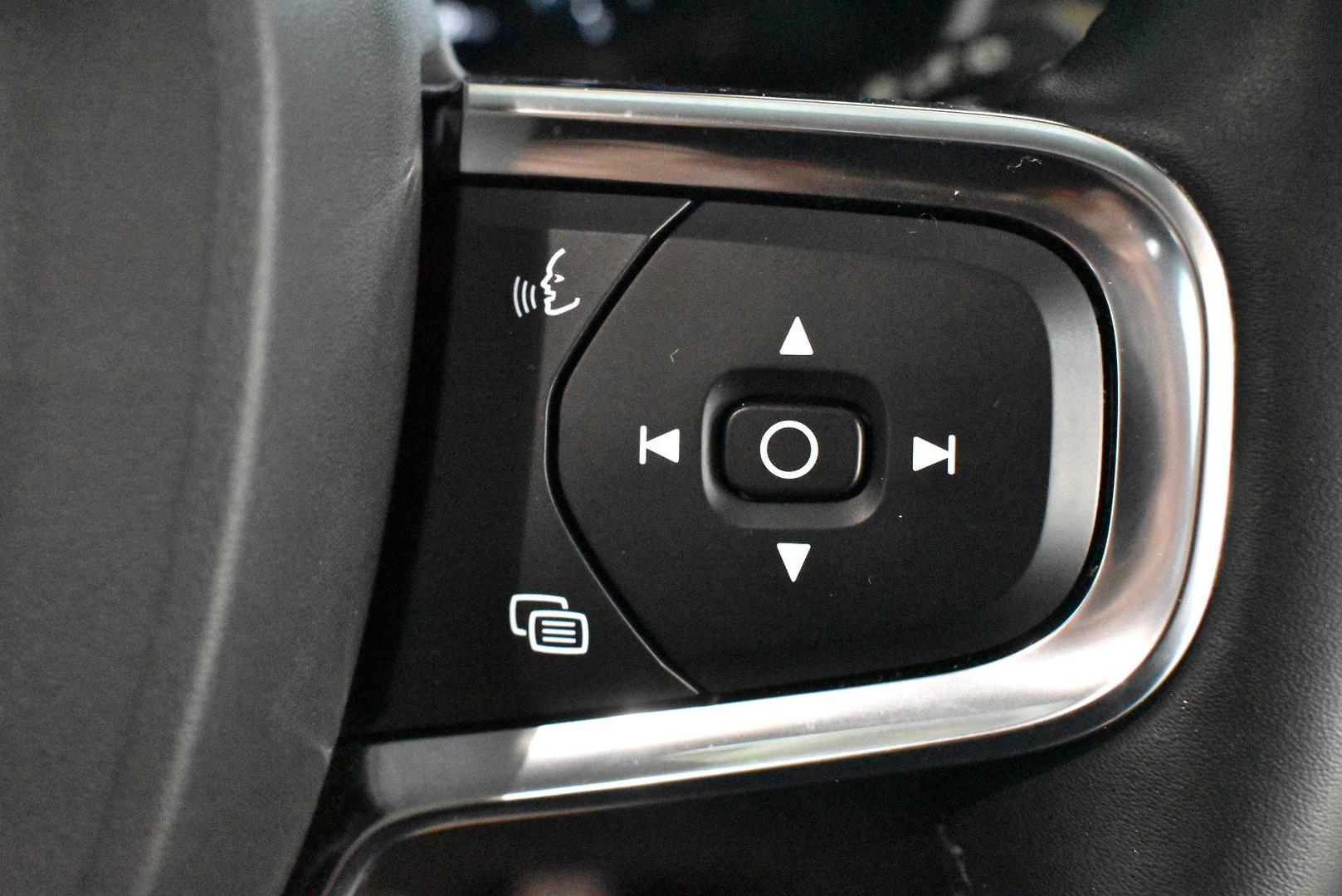 2022 Volvo XC40 Ultimate B5 Dark — photo 22