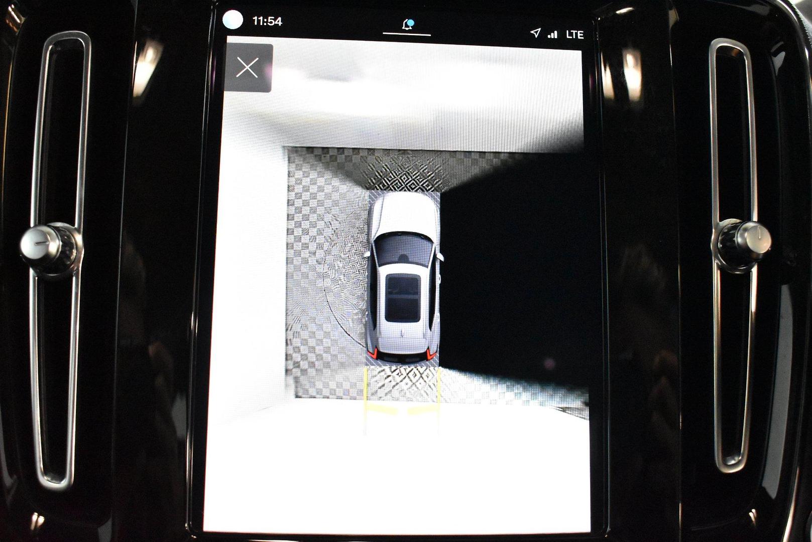 2022 Volvo XC40 Ultimate B5 Dark — photo 24