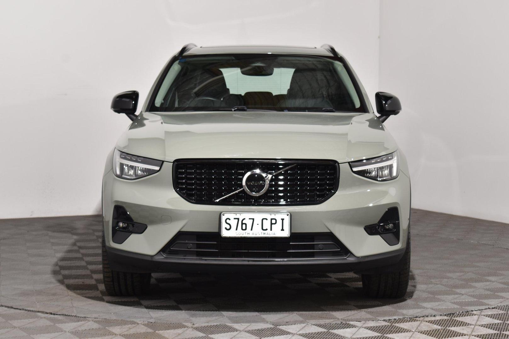 2022 Volvo XC40 Ultimate B5 Dark — photo 3