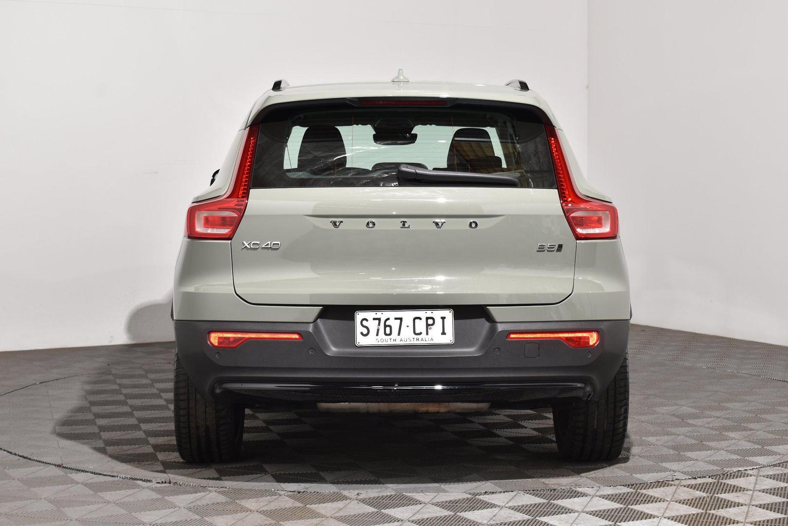 2022 Volvo XC40 Ultimate B5 Dark — photo 4