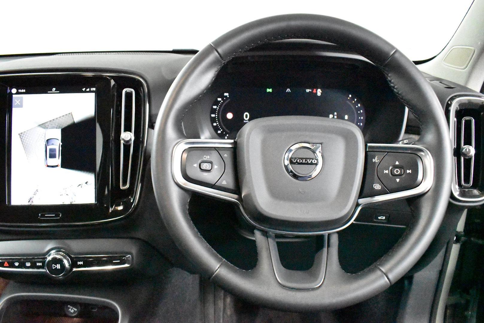 2022 Volvo XC40 Ultimate B5 Dark — photo 5