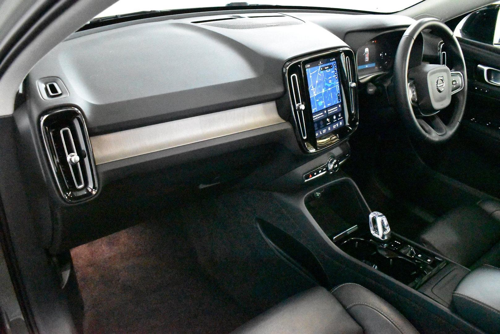 2022 Volvo XC40 Ultimate B5 Dark — photo 6