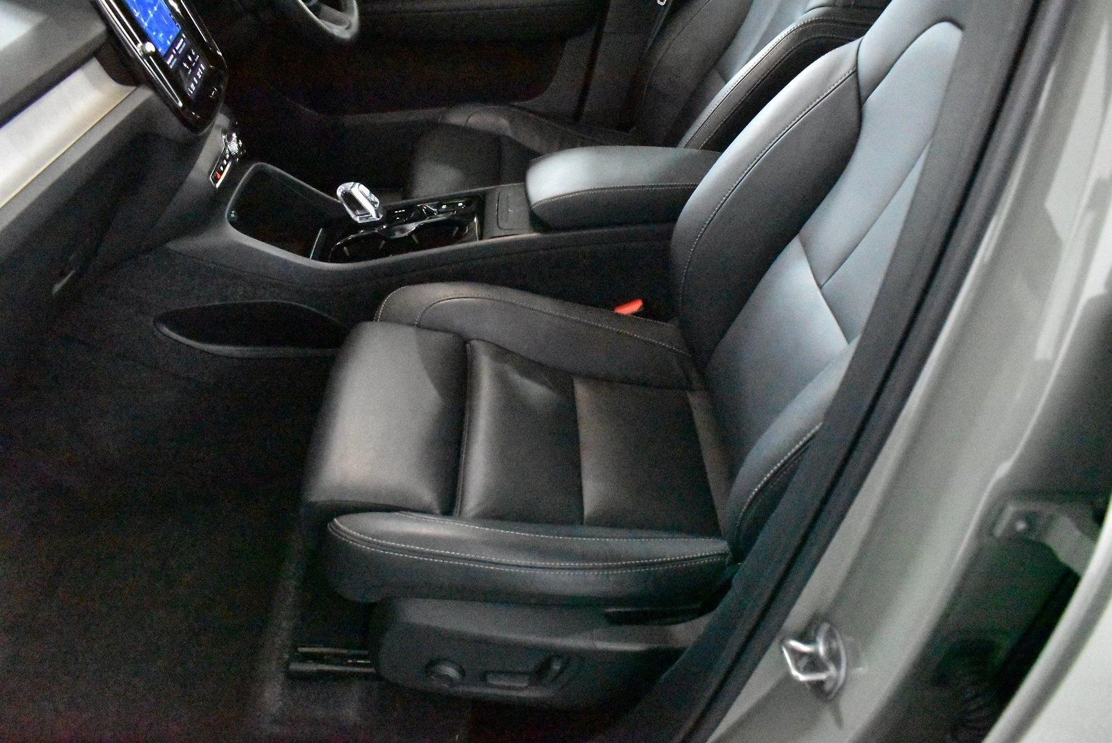 2022 Volvo XC40 Ultimate B5 Dark — photo 7