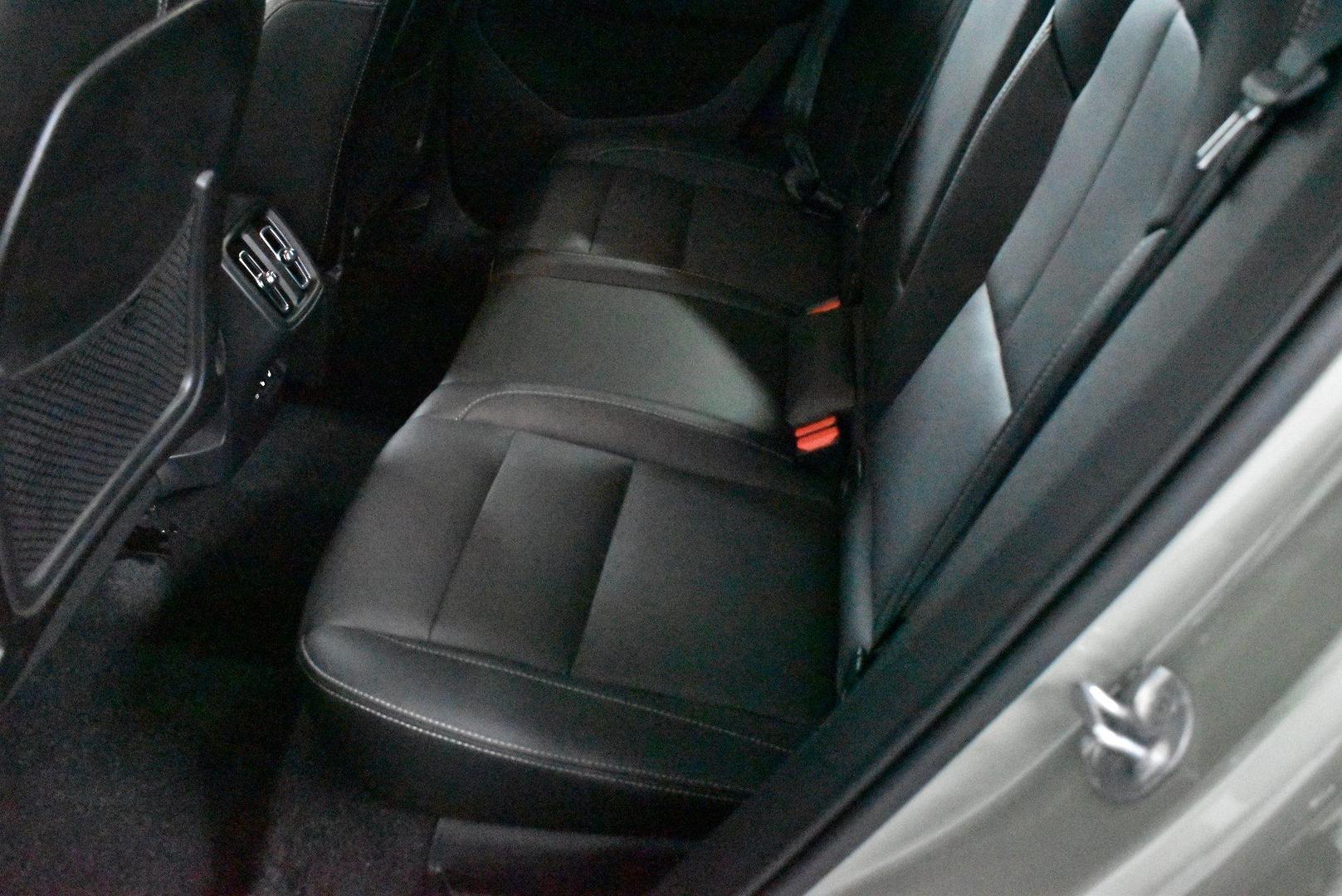 2022 Volvo XC40 Ultimate B5 Dark — photo 8