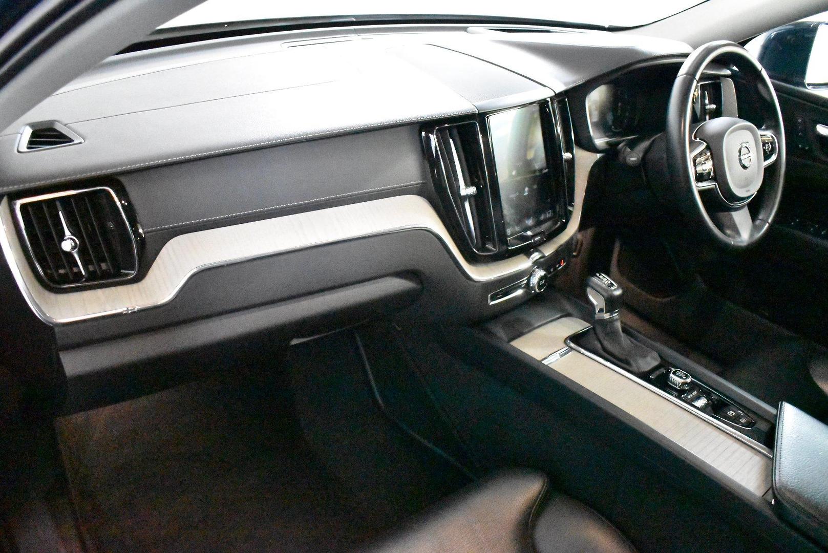 2018 Volvo XC60 D4 Inscription — photo 6