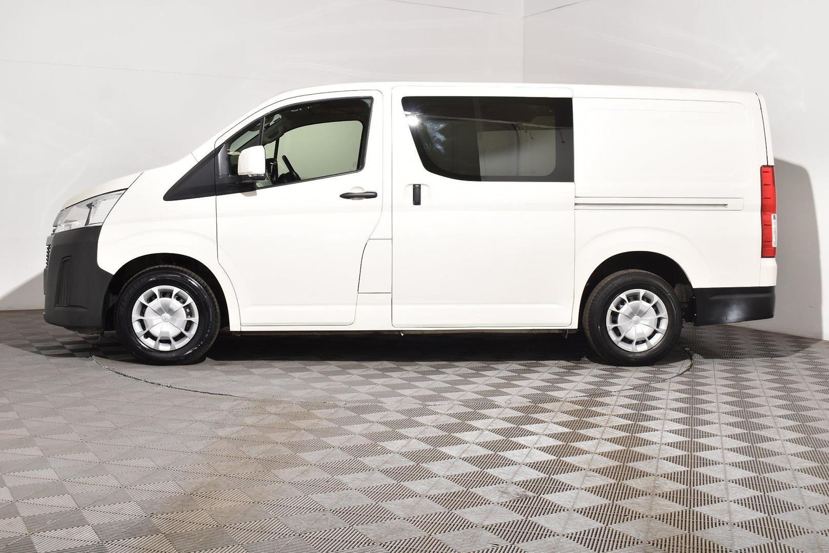 2025 Toyota Hiace — photo 10