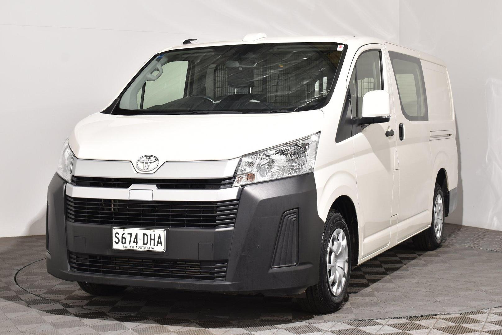 2025 Toyota Hiace — photo 12