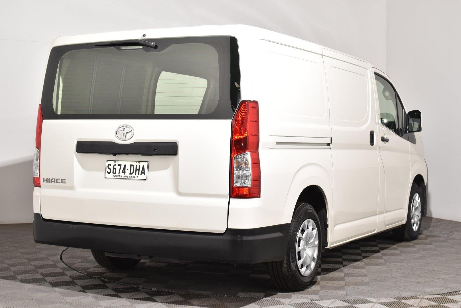 2025 Toyota Hiace — photo 13