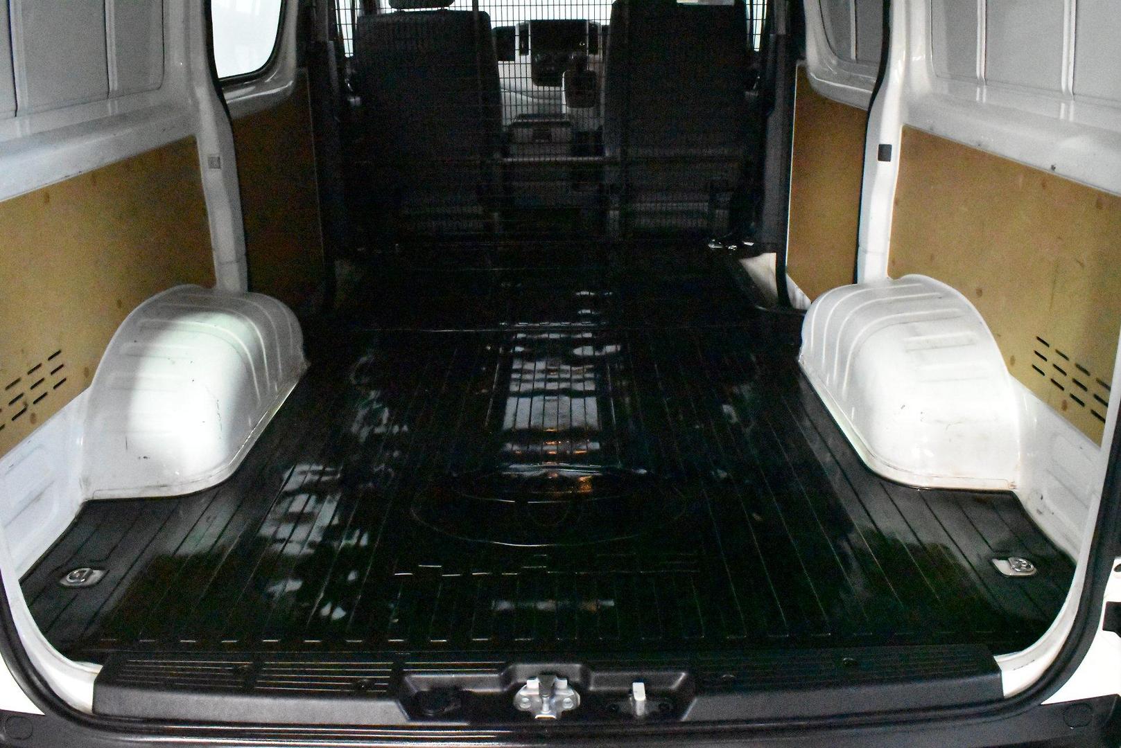 2025 Toyota Hiace — photo 15