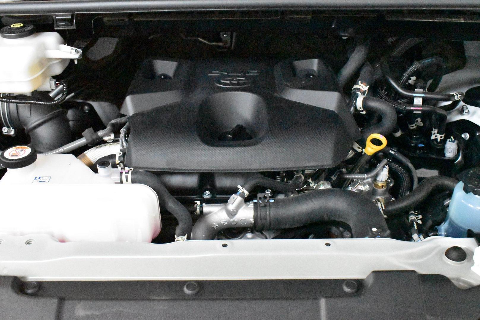 2025 Toyota Hiace — photo 16