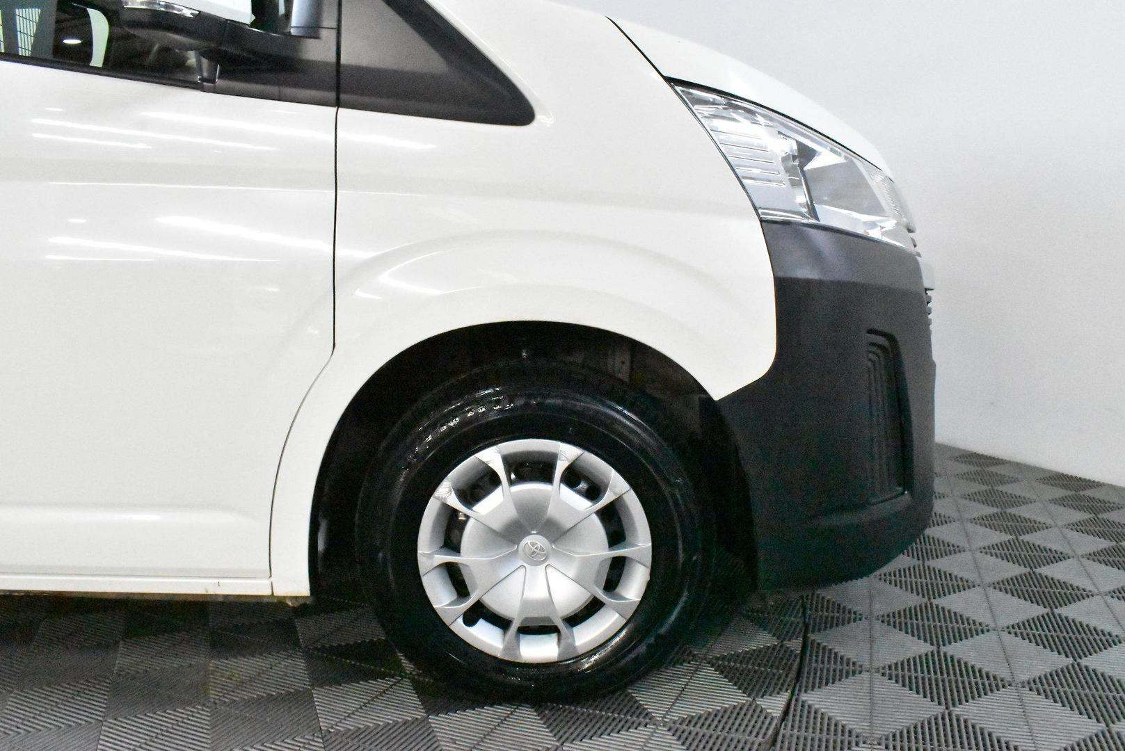 2025 Toyota Hiace — photo 17